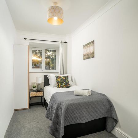 Cozy 3 Bed House With Garden & Parking In Rochester, Kent Mins To Train Station, Wifi Rochester  Dış mekan fotoğraf