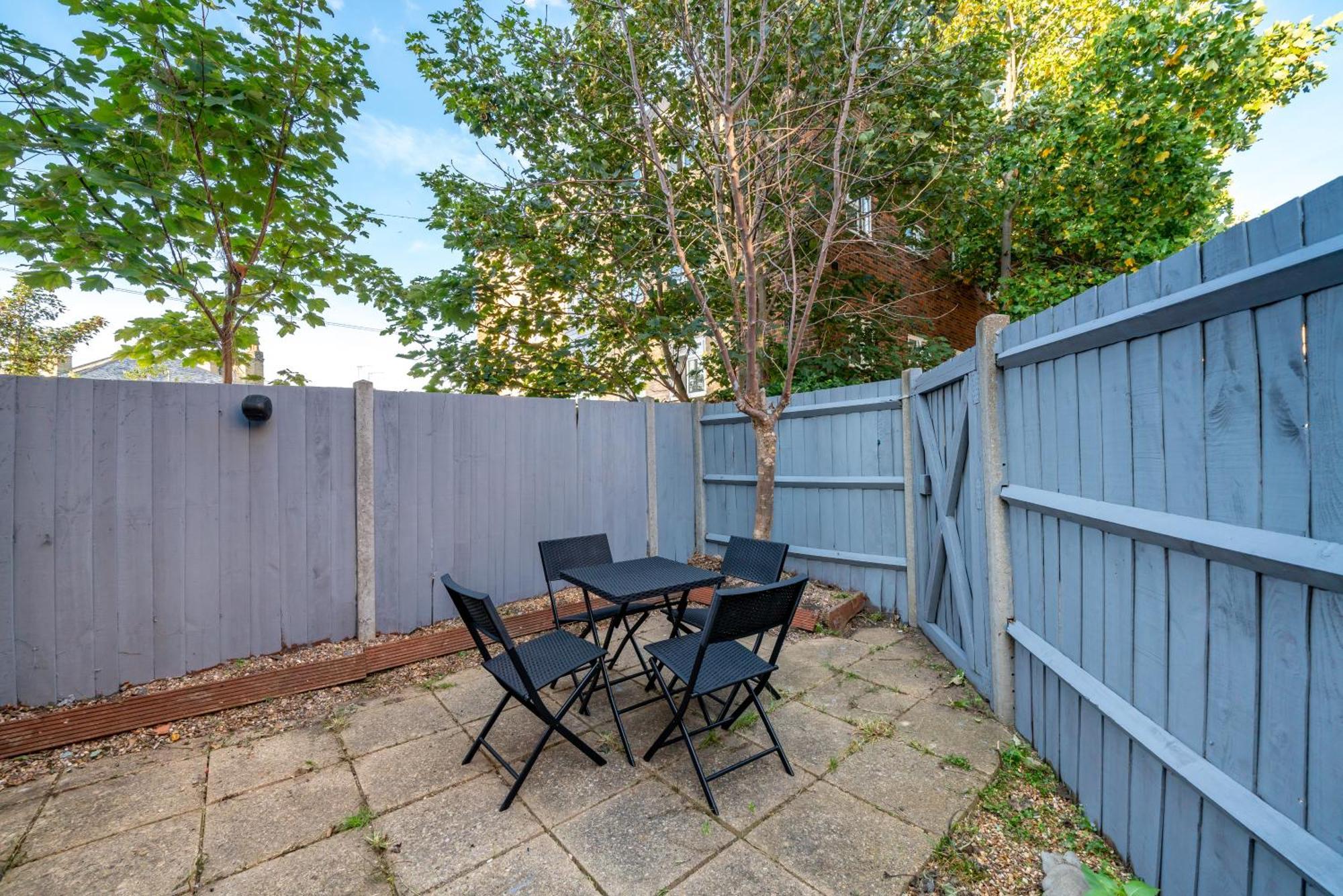 Cozy 3 Bed House With Garden & Parking In Rochester, Kent Mins To Train Station, Wifi Rochester  Dış mekan fotoğraf